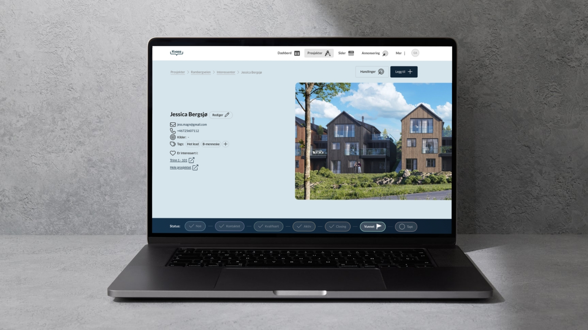 Laptop som visar Kvass-plattformen med intressentsida för en potentiell köpare, med nyckelinformation som kontaktuppgifter, taggar och säljstatus i pipeline-vy längst ned.